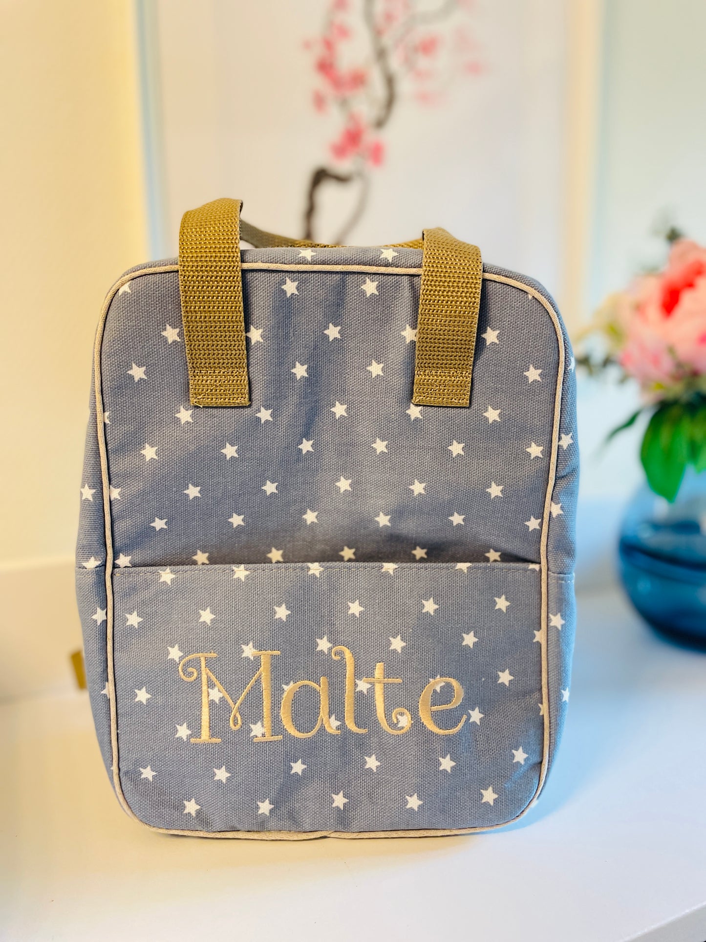 Lo- med broderat namn