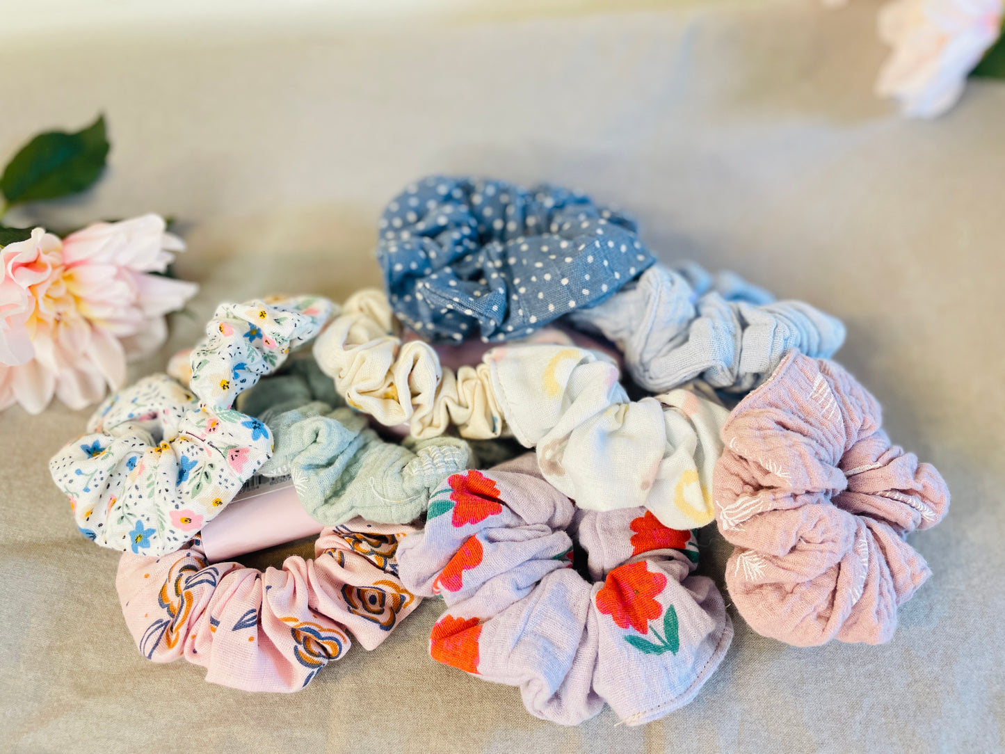 Snöflinga- scrunchie  blandad