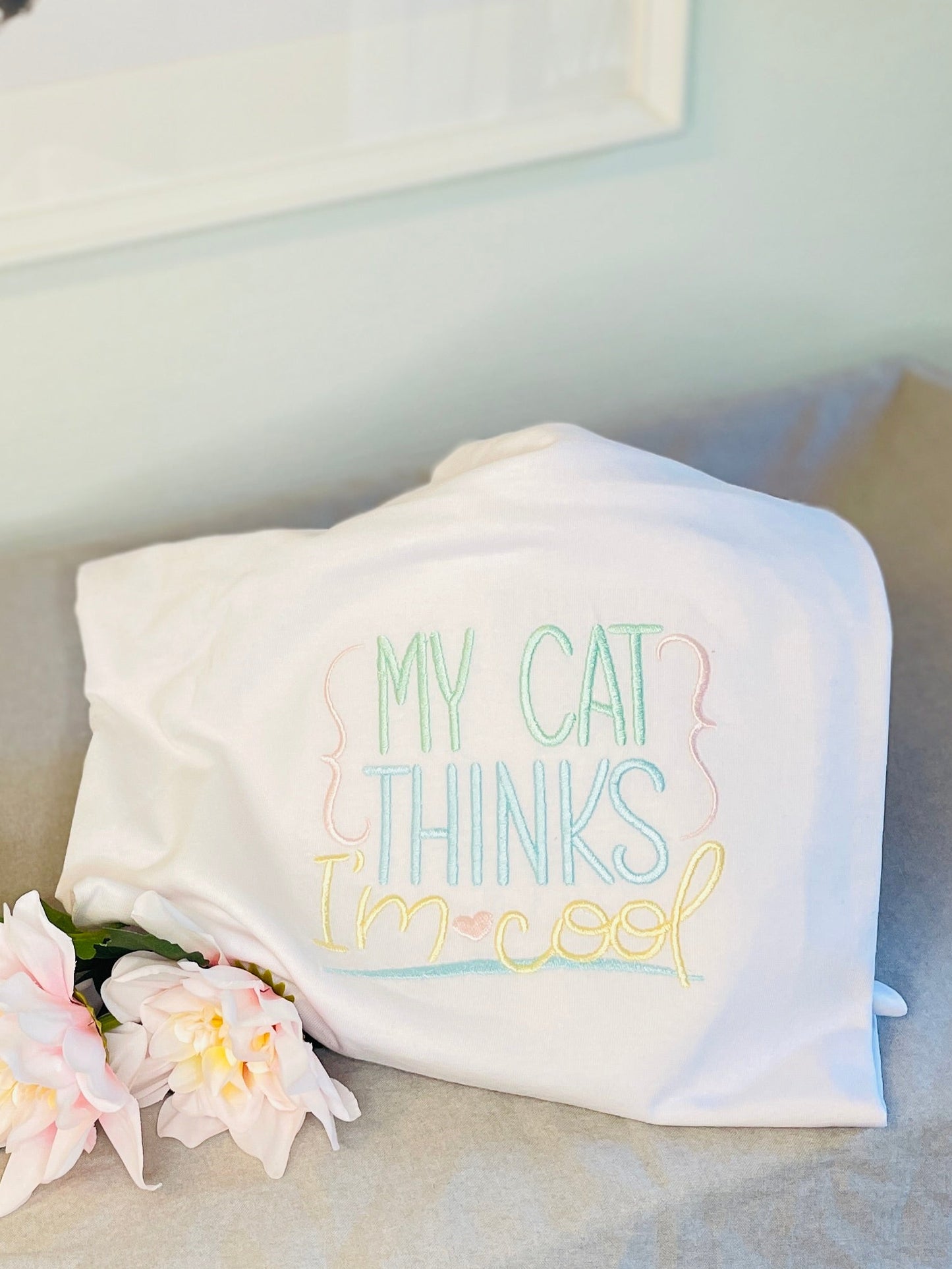 T-shirt "My cat thinks I'm cool"